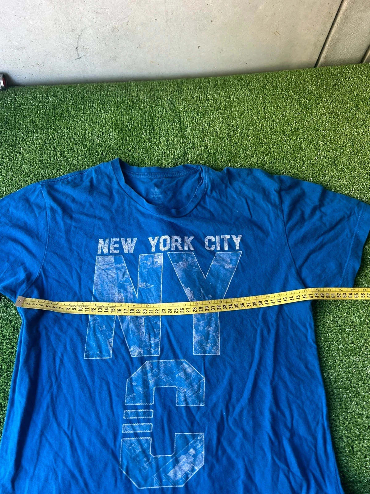 Camiseta azul marinho com estampa adidas – photo 7